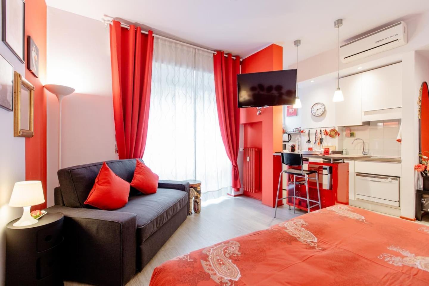 Rosso A Milano, Tranquillo, Vicino Allo Ieo