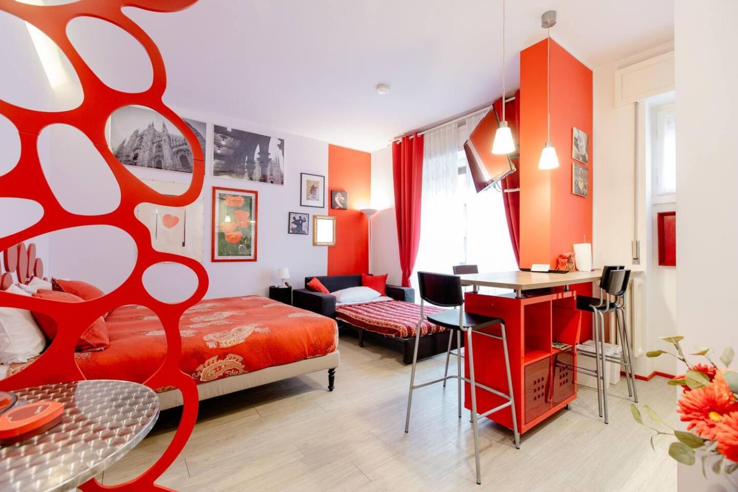 Rosso A Milano, Tranquillo, Vicino Allo Ieo