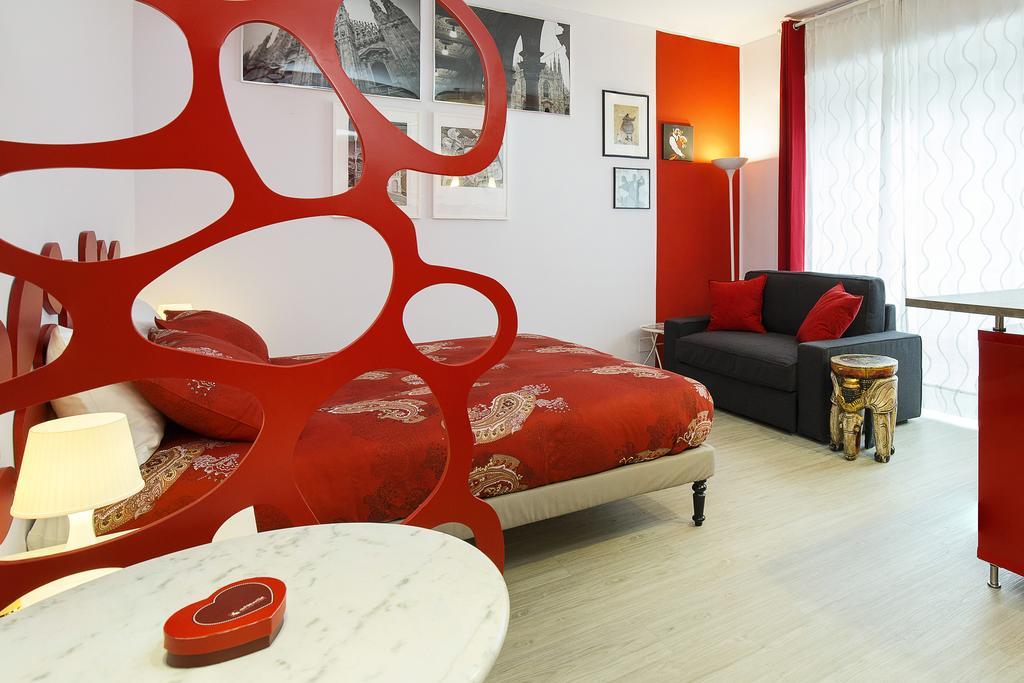 Rosso A Milano, Tranquillo, Vicino Allo Ieo